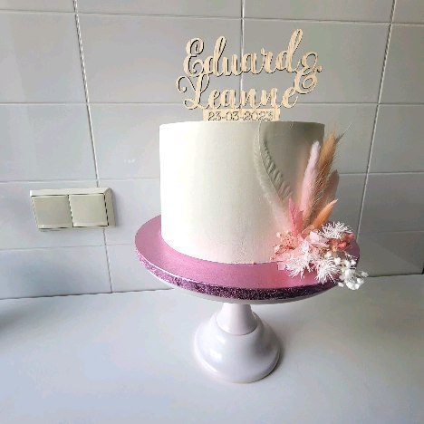 Doe jij liever fondant taarten? Sound on
#bruidstaart #bruiloft #trouwen #trouweningroningen #trouweninhetnoorden #trouwtaart #weddinginspiration #weddingcake #driedflowers #groningen #winsum
@allersmaborg
@rietland_
@garnwerdaanzee