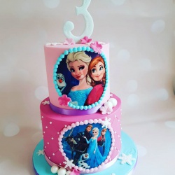 85218462_2441827745921083_8173642301264887808_o Frozen taart 17 personen