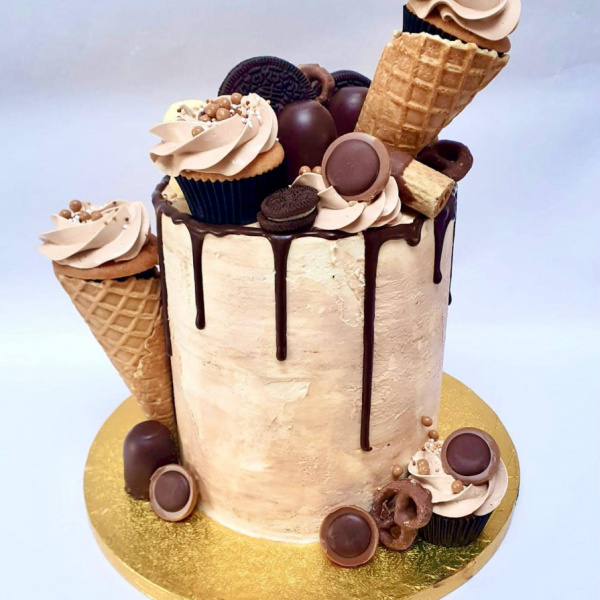 Dripcake met chocolade decoraties