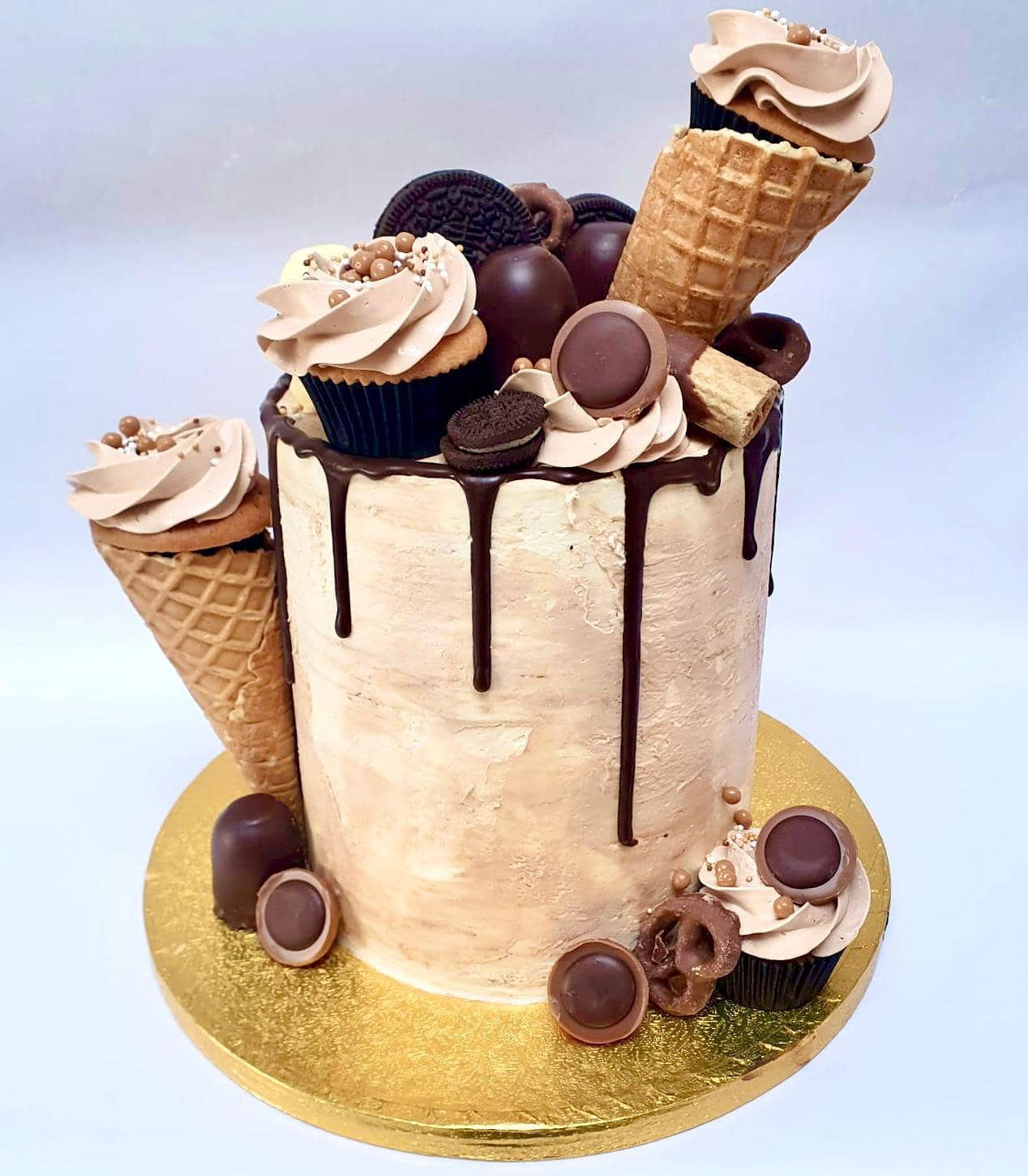 Ontvangst paling hooi Dripcake met chocolade decoraties – Juffrouw taart winsum