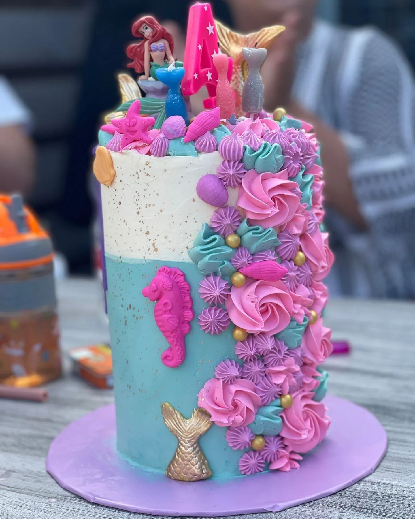 Zeemeermin #zeemeermin #zeemeermintaart #zeemeerminfeestje #mermaid #mermaidcake #mermaidparty #ariel #verjaardagstaart #verjaardag #taart #instabake #instacake #pastelcake #swirls #buttercreamswirls