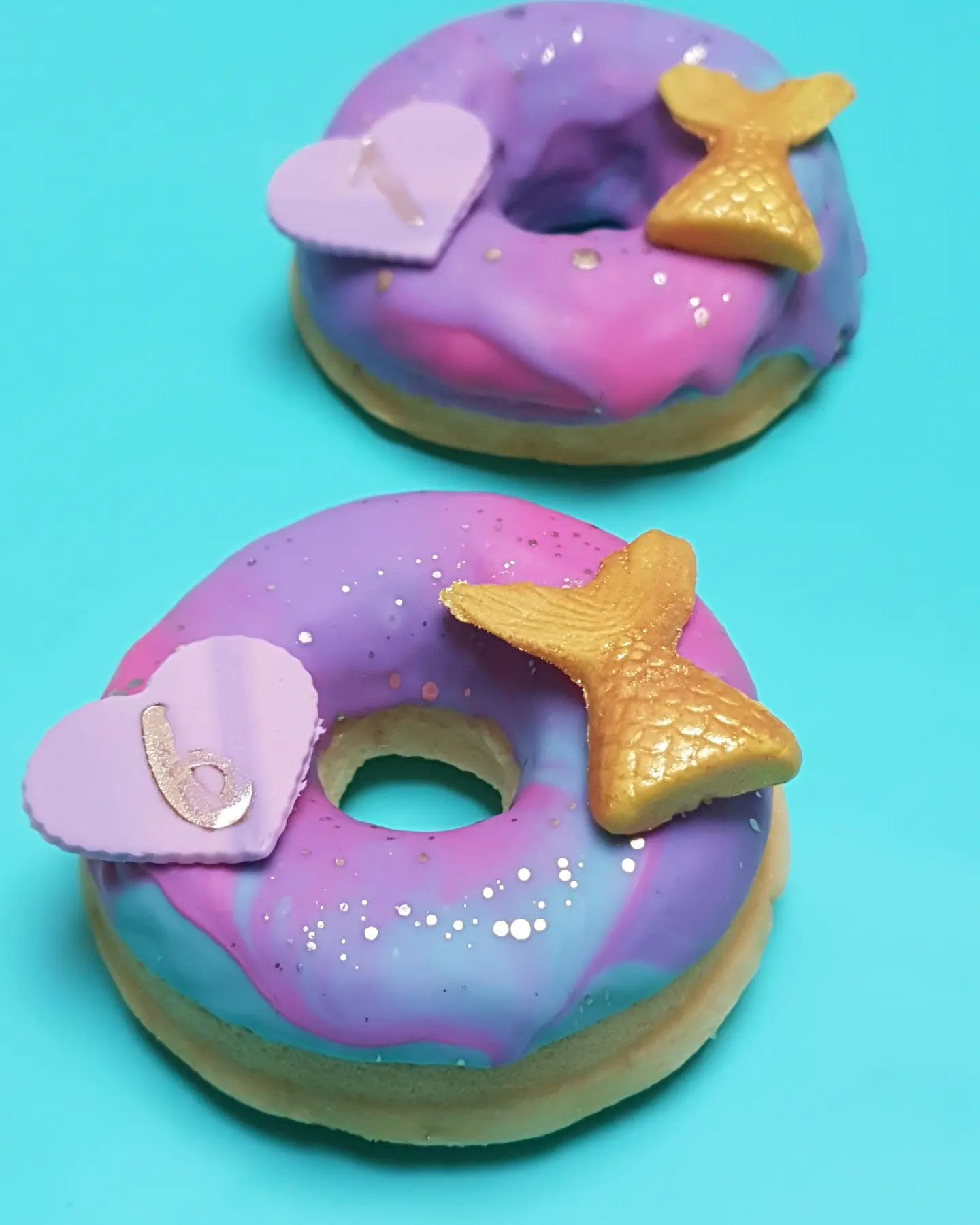 Mermaid donuts . Colours @colour.mill Tiffany, hot pink, purple. #juffrouwtaart #marble #zeemeermin #mermaid #zeemeermindonut #cake #donut #donuts #chocolatedonuts #cakedonuts #treatboxes #cakesicles #pastelcake #juffrouwtaart  #cupcake #cakes #pink #instacake #cakesdaily #caketrends #cakedecorator #cakestagram #sprinkles #taartgroningen#cakecakecake #juffrouwtaartsweets