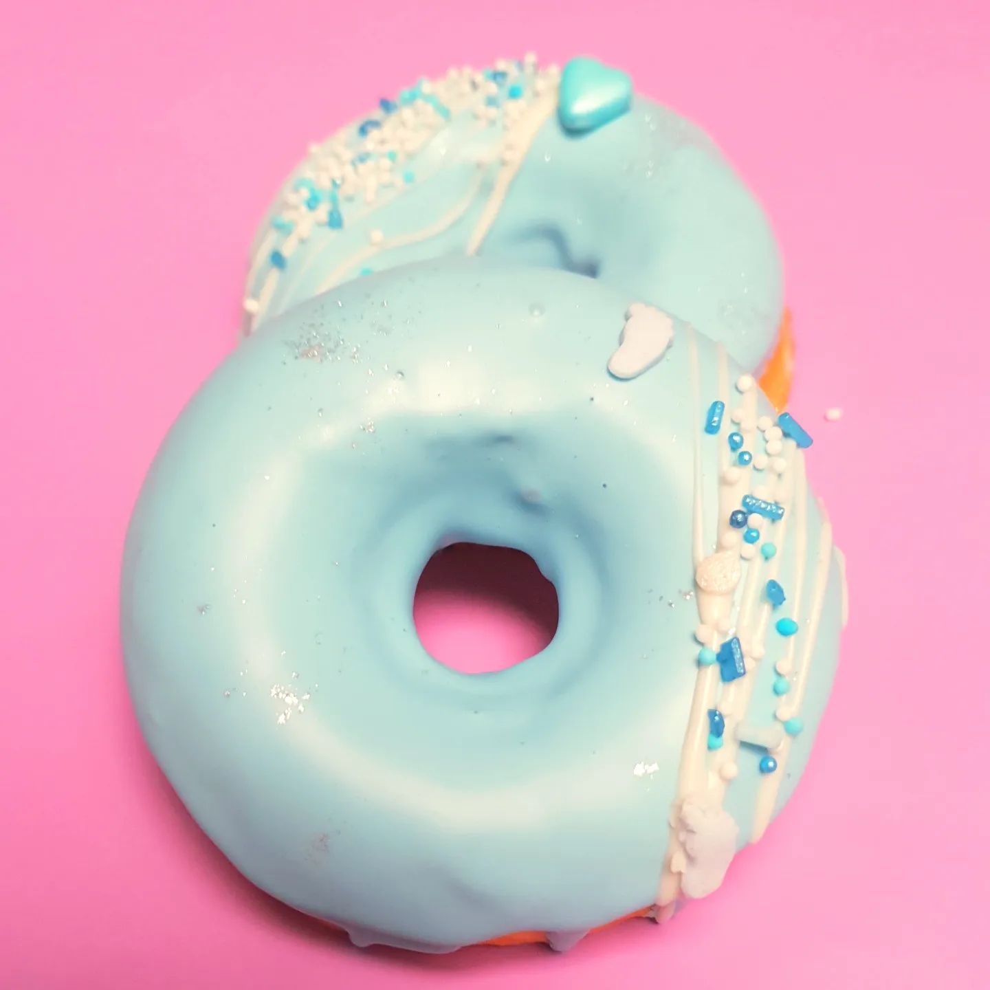 Geen beschuit met muisjes maar cakedonuts. Een donut gemaakt van cakemix overgoten met heerlijke chocolade. Zie je de sprinkles met de mini baby voetjes? Leuk voor de kraamvisite of babyshower. #babyshower #kraamvisite #kraamcadeautje #donuts #cakedonuts #geboorte #baby #babyopkomst