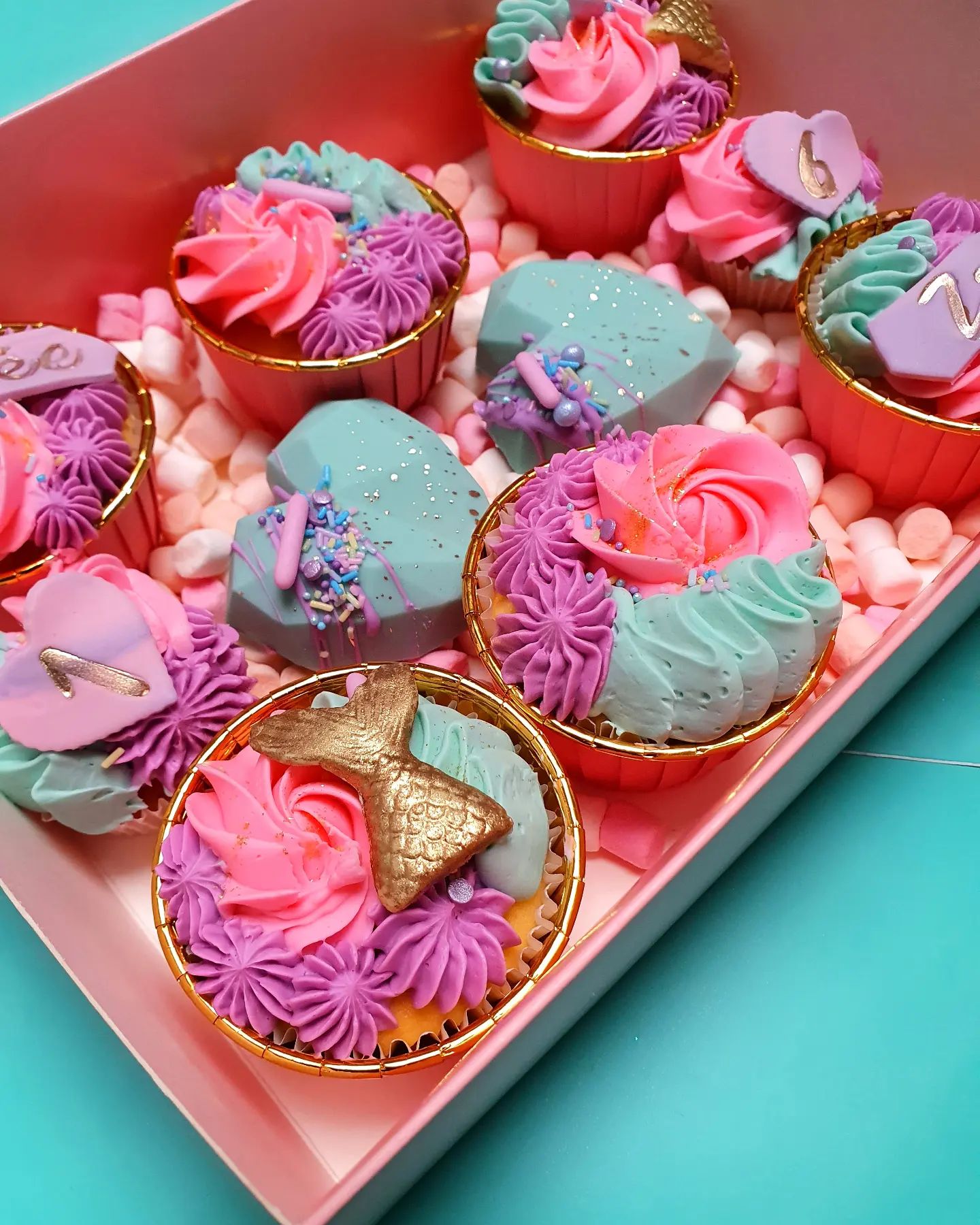 MERMAID SWEETBOX Ik hou toch echt van deze kleurencombinatie  #treatboxes #cakesicles #pastelcake #juffrouwtaart  #cupcake #cakes #pink #instacake #cakesdaily #caketrends #cakedecorator #cakestagram #sprinkles #taartgroningen#cakecakecake #juffrouwtaartsweets #howtocakeit  #cupcakes #cake #deleukstethuisbakker #treatbox  #pastelaesthetic #treatboxes  #dessert #cakehearts #birthdaycake #funcakesbyme