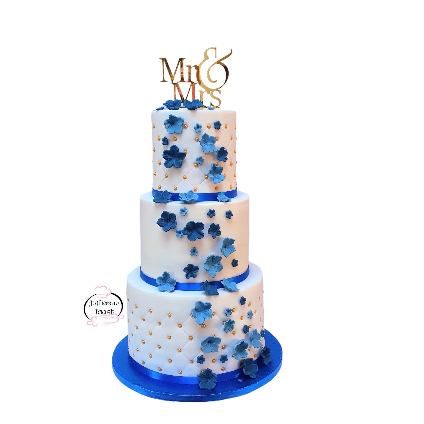 Bruidstaart met een waterval van bloemen! #bruidstaart #bruidstaart2022 #weddingcake #trouwen #trouwenin2022 #verloofd #groningen #juffrouwtaart #verliefd #cake #taart #fondant #blauwetaart