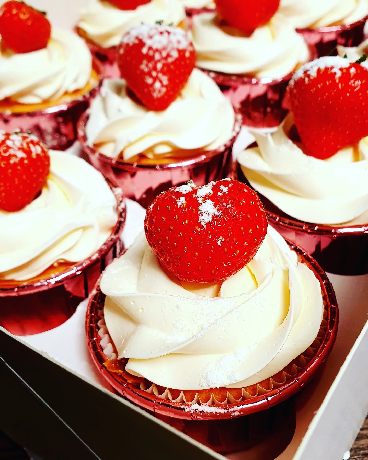 Cupcakes met een toefje vanille swiss meringue en een heerlijke aardbei #swissmeringuebuttercream #strawberry #aardbeien #meinardi #trouwen #trouwenin2022 #rietland