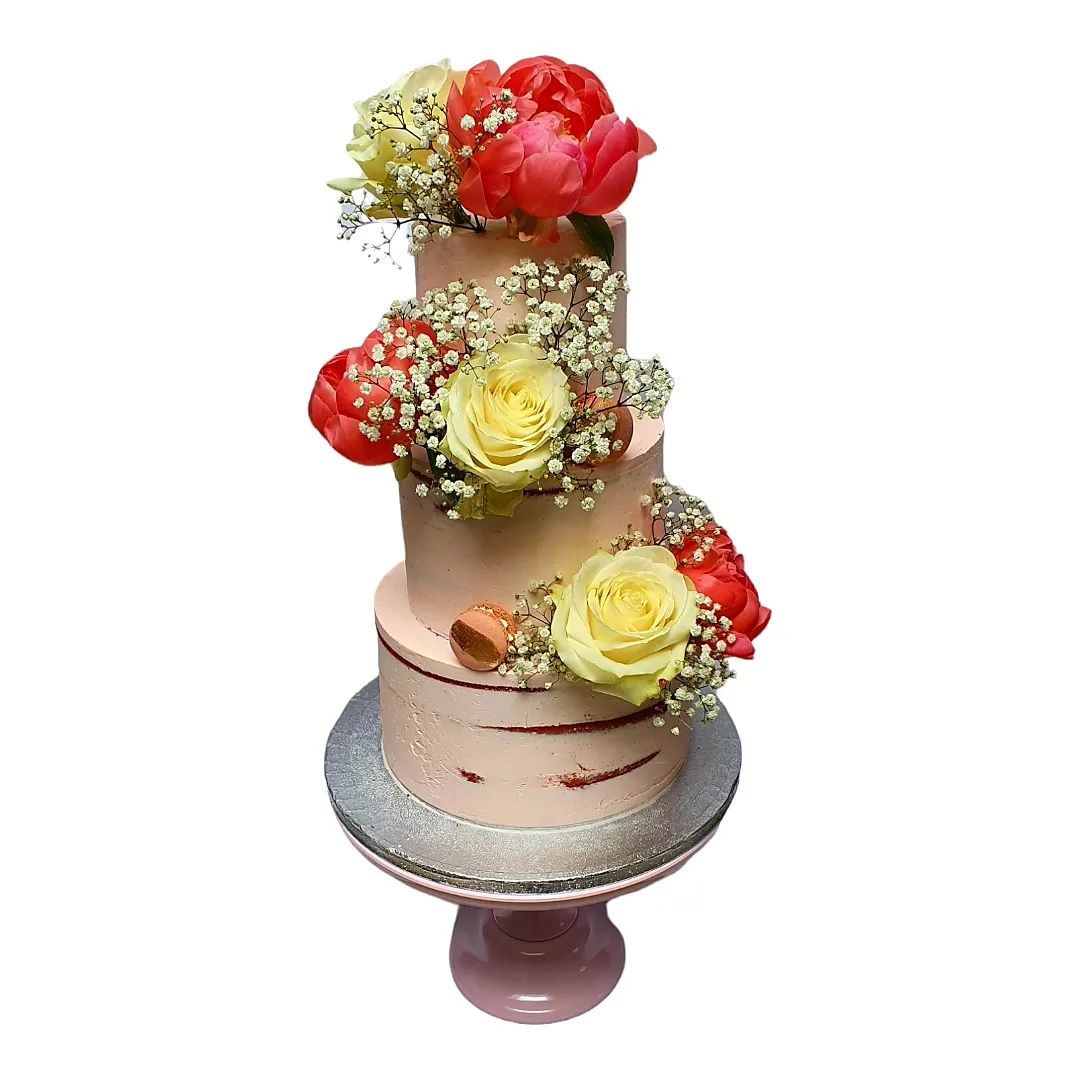 Red velvet cake afgesmeerd met swiss meringue buttercream... Verse bloemen als decoratie #trouwen #verloofd #trouwenin2021 #trouweningroningen #bruidstaarten #bruidstaart #aansnijden #bruiloft #juffrouwtaart #mr&mrs #winsum #groningen #zankyou #theperfectwedding #garnwerdaanzee #050 #eelde #paterswoldsemeer #weddingcake #trouwenin2022 #rietland #zuidwolde