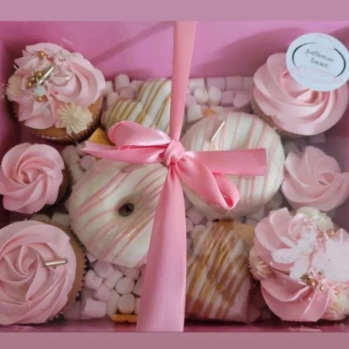 Sweetbox  #treatboxes #cakesicles #pastelcake #juffrouwtaart  #cupcake #cakes #pink #instacake #cakesdaily #caketrends #cakedecorator #cakestagram #sprinkles #taartgroningen#cakecakecake #juffrouwtaartsweets #howtocakeit  #cupcakes #cake #deleukstethuisbakker #treatbox  #pastelaesthetic #treatboxes  #dessert #cakehearts #birthdaycake #funcakesbyme