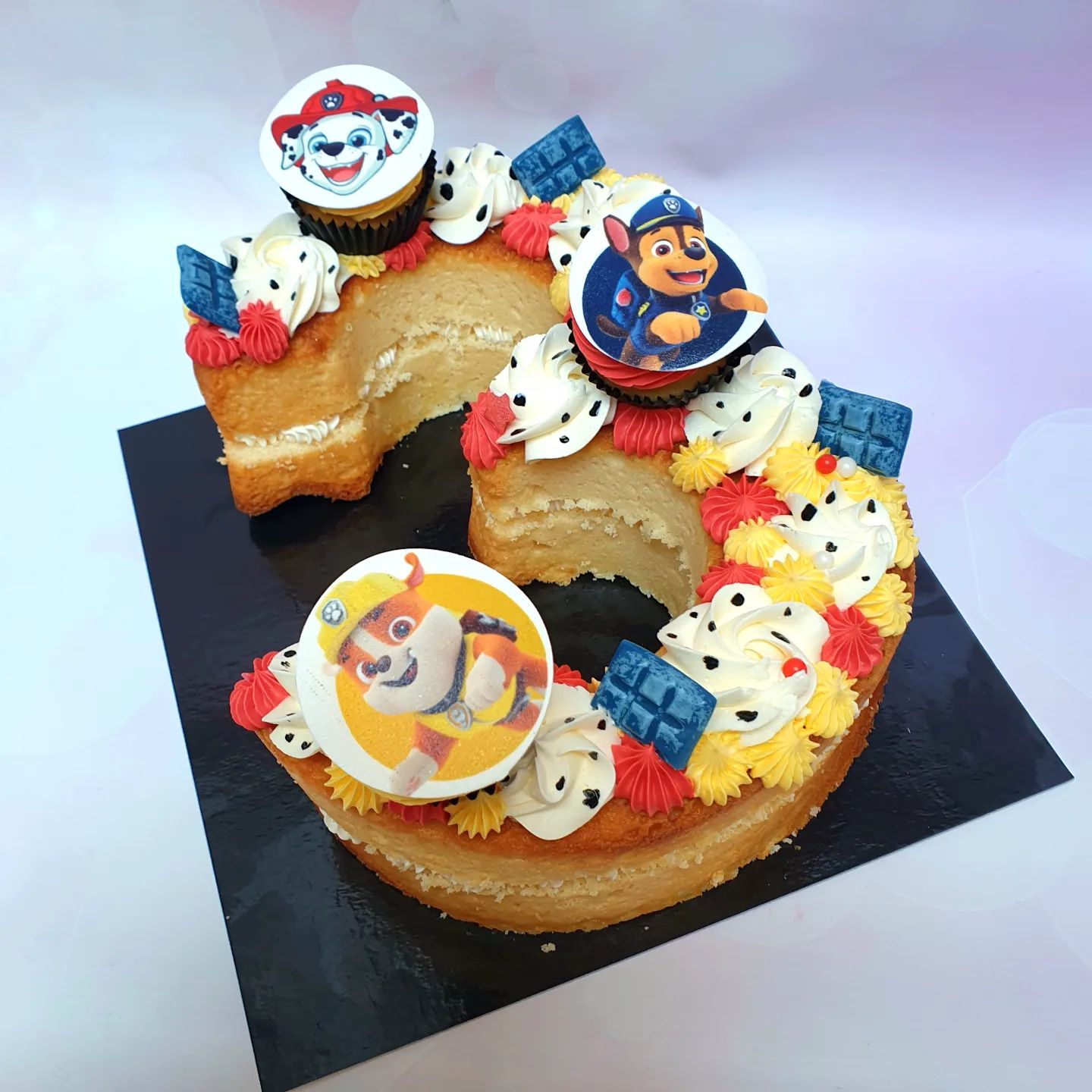 Cijfertaart #cijfertaart #pawpatrol #cake #verjaardag #swissmeringuebuttercream #Dalmatian #chocolade #chocolate #3jaar #groningen #groningencity #taart #feestje #kids #hoera