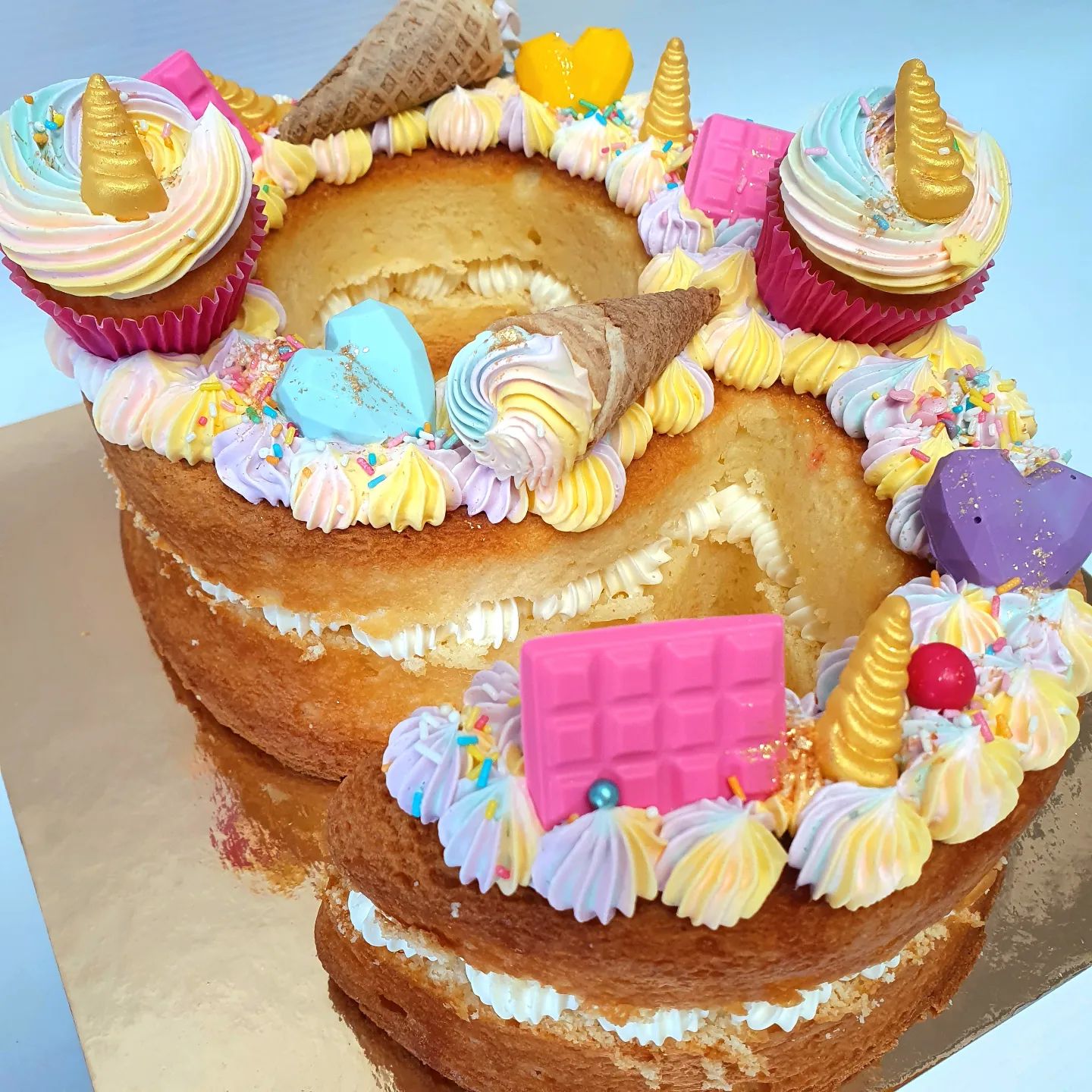 9 jaar!!!!  #treatboxes #cakesicles #pastelcake #juffrouwtaart  #cupcake #cakes #pink #instacake #cakesdaily #caketrends #cakedecorator #cakestagram #sprinkles #taartgroningen#cakecakecake #juffrouwtaartsweets #howtocakeit  #cupcakes #cake #deleukstethuisbakker #treatbox  #pastelaesthetic #treatboxes  #dessert #cakehearts #birthdaycake #funcakesbyme