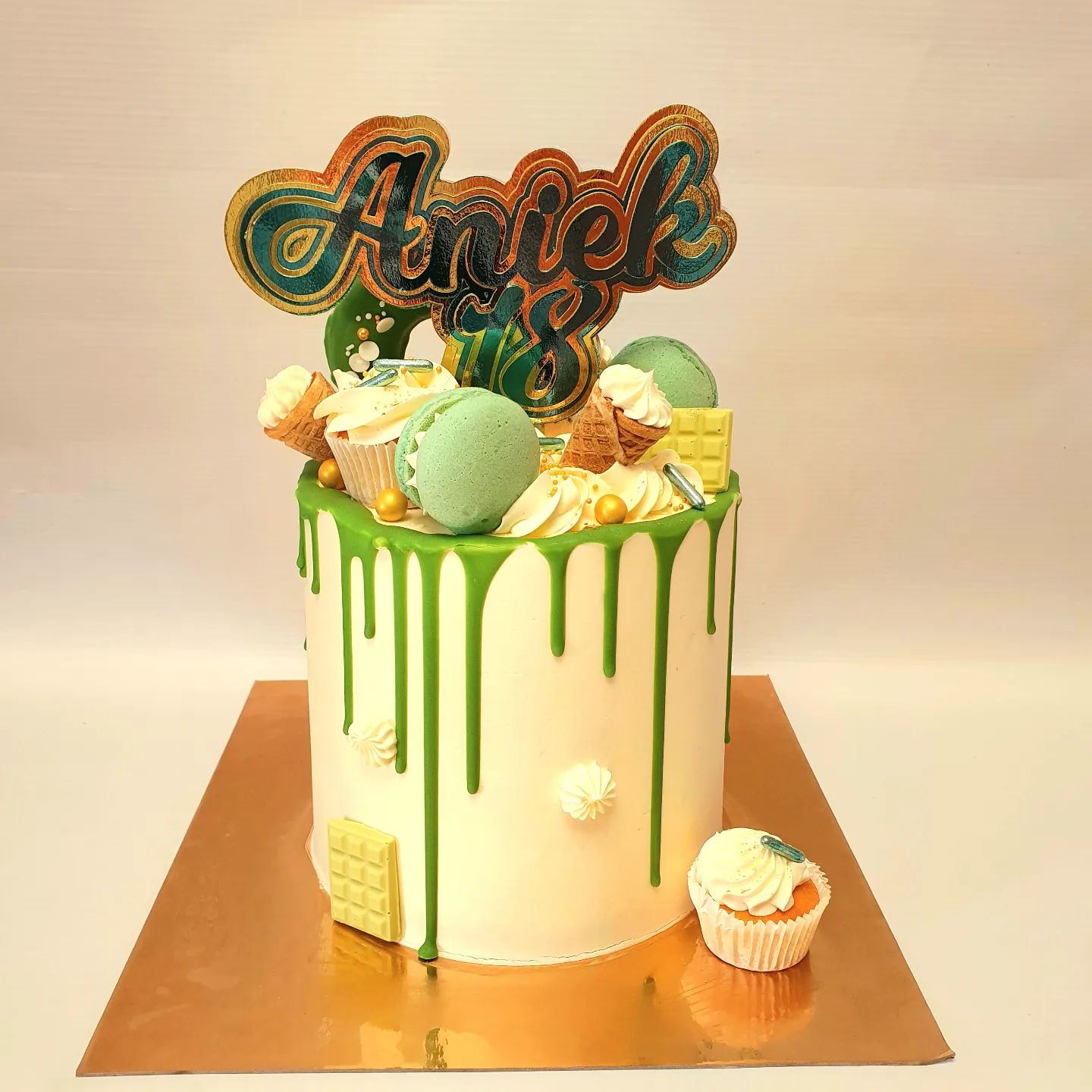 Gefeliciteerd Aniek Maakt het helemaal persoonlijk, met je naam en leeftijd erop. Dit was de xs variant. Met de makkelijkste drip namelijk de @easydripchocshop #juffrouwtaart #winsum #taart #verjaardag #deleukstethuisbakker #funcakesbyme #dripcake #groningen #hethogeland #hetmooistedorpvannederland #feestje #taartgroningen #groningentaarten #macarons #cakegroningen #funcakefriends #taartbestellen #visitgroningen