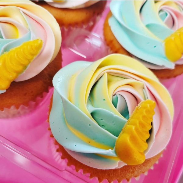 Mini cupcakes 12 stuks regenboog met unicorn