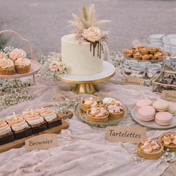 Aansnijtaart(16p) met sweet table 100 sweets