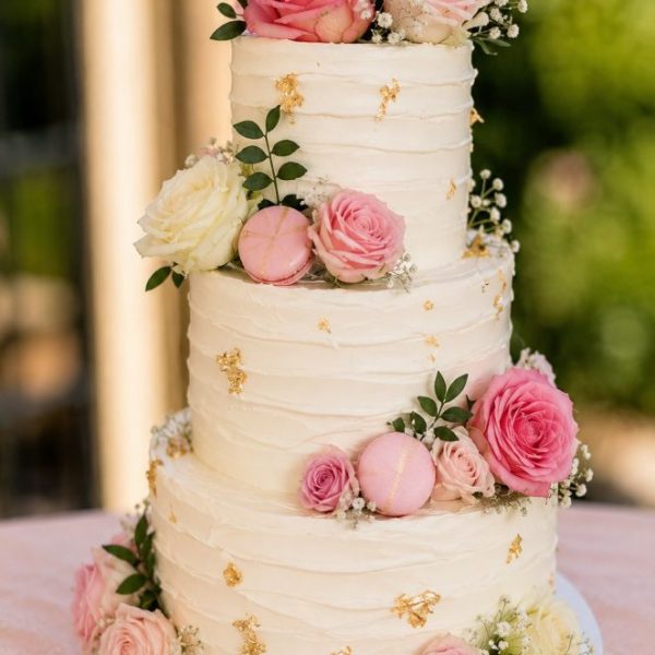 Bruidstaart volledig afgesmeerd met rozen 59 personen en macarons