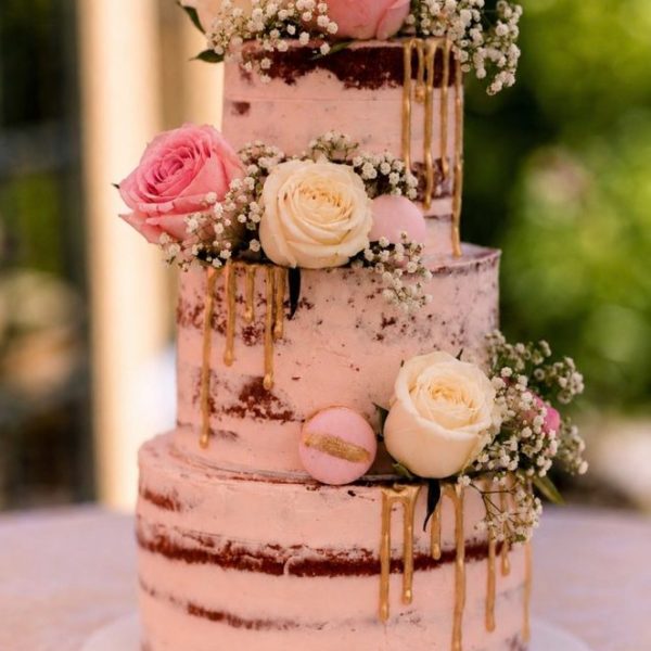 Bruidstaart met rozen 59 personen en macarons
